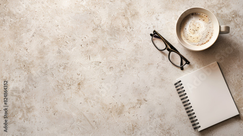 table en marbre vue de dessus avec carnet, lunette et tasse de café, espace pour texte