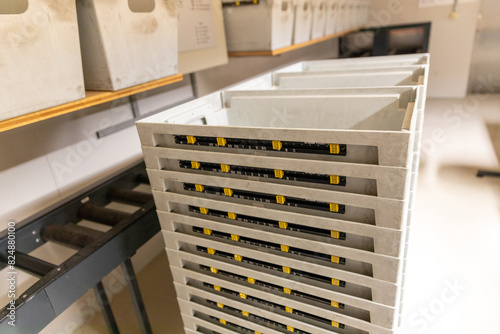 Buchförderanlage mit gestapelten Kisten in der Deutschen Nationalbibliothek Frankfurt
