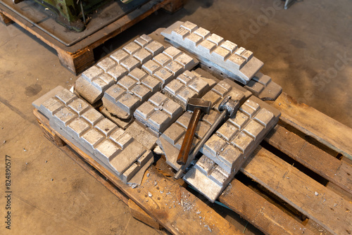 Metallbarren auf Palette – Rohstoffverarbeitung