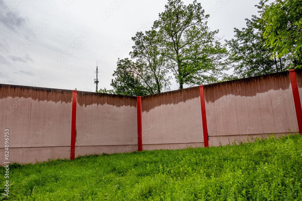 Obraz premium Feuchte Lärmschutzwand