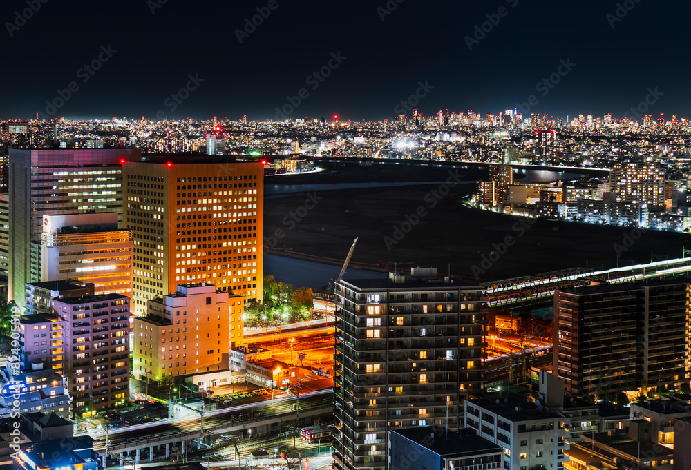 Obraz premium 川崎駅前のビル群や多摩川、東京方面の都市夜景【神奈川県・川崎市】 Night view of Kawasaki City, Tama River, and Tokyo - Japan