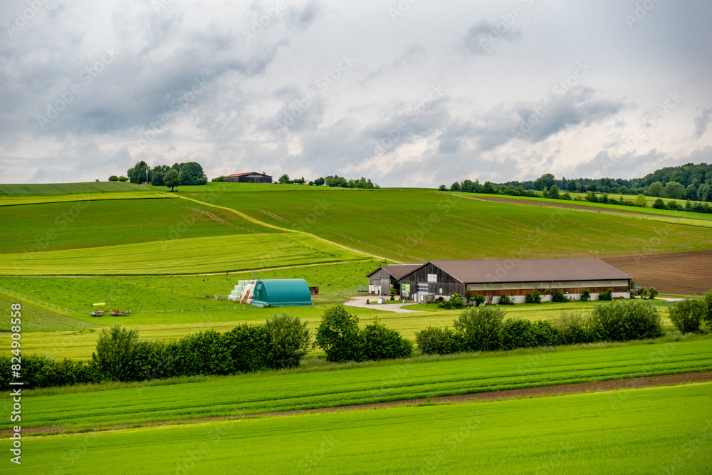 Naklejka premium Grüne Agrarlandschaft nach vielen Regenfällen