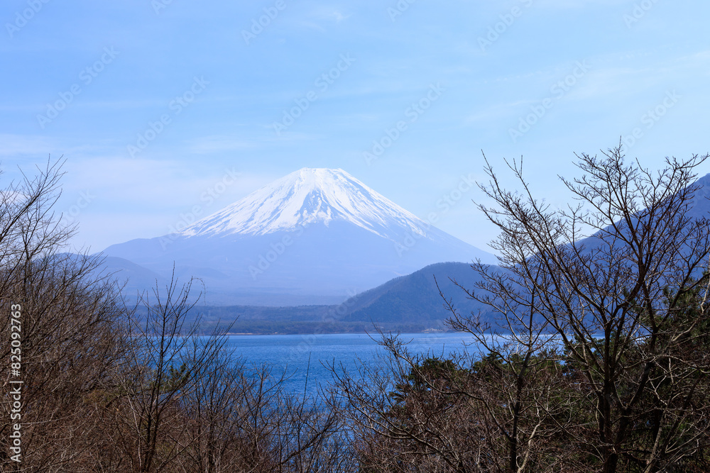 早春の富士山と本栖湖と青い空 早春の富士山と本栖湖と青い空