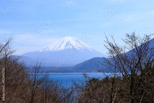 早春の富士山と本栖湖と青い空