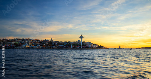Tableau sur toile uskudar coastline and sunset over the sea, istanbul