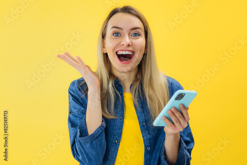 Obraz na płótnie cute funky astonished lady impressed get notification advice great good news