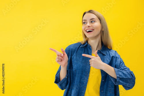 Canvas-taulu Positive woman smiles positively recommends using blank space indicates at upper