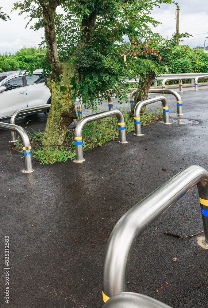 Steel guards are installed next to large trees. Steel guards are installed next to large trees.
