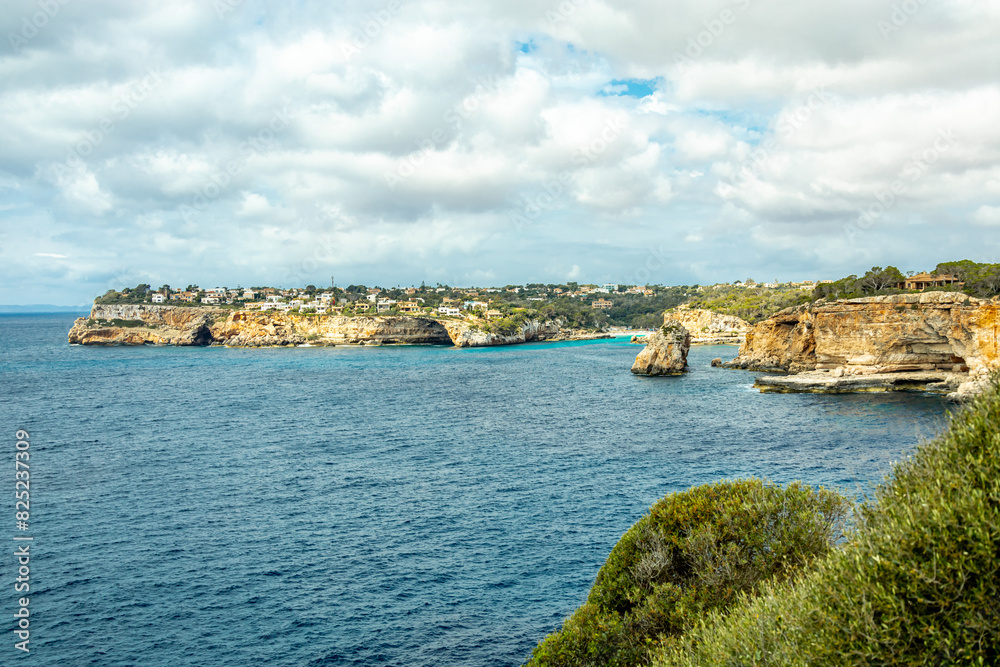Kleine, aber feine Wanderung zum Felsentor Es Pontàs und der Küstenstadt Santanyí im Süden der Balleareninsel Mallorca - Spanien Kleine, aber feine Wanderung zum Felsentor Es Pontàs und der Küstenstadt Santanyí im Süden der Balleareninsel Mallorca - Spanien