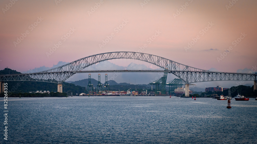 Fototapeta premium Crossing the Panama Canal on a boat