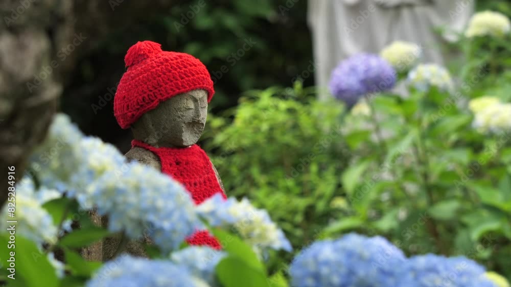 アジサイの花とお地蔵様の像 アジサイの花とお地蔵様の像