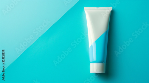Um tubo de creme protetor solar sobre um fundo azul. Perfeito para conceitos de verão e férias photo