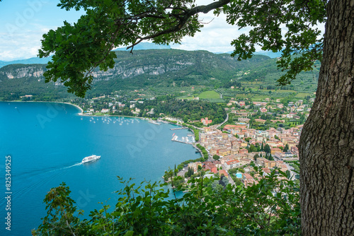 Fototapeta Naklejka Na Ścianę i Meble -  Blick auf Garda am Gardasee (Venetien, Italien) vom Felsen La Rocca.