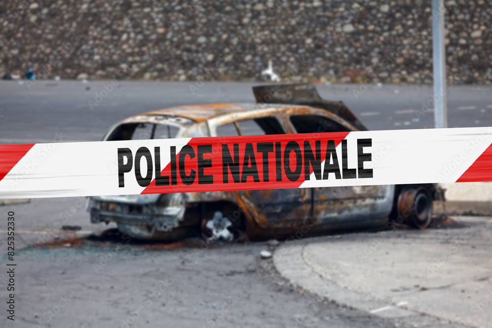 Obraz premium French police tape on front of a burnt car