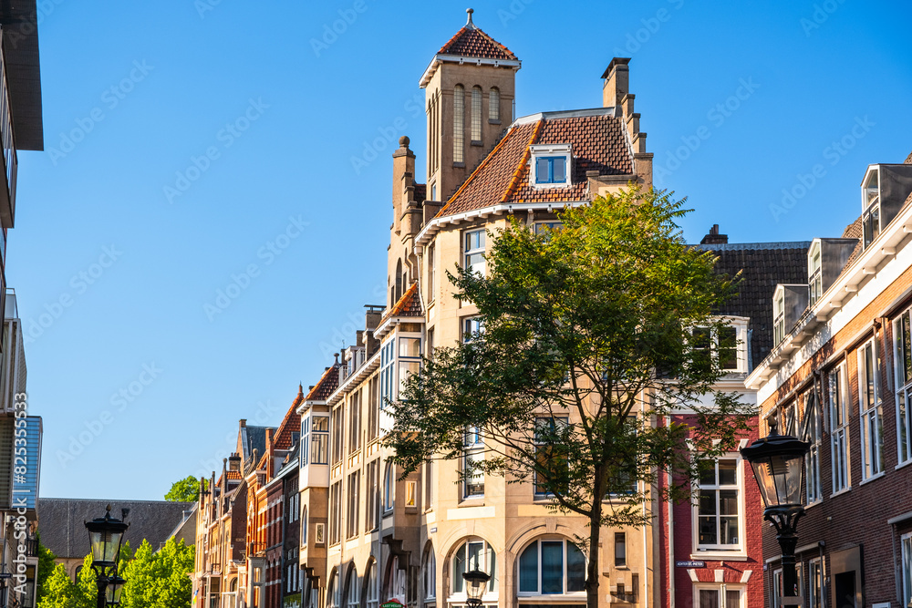 Naklejka premium Eine Gasse mit alten Häusern in der Innenstadt von Utrecht, Niederlande