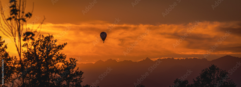 Fototapeta premium sunset in the mountains
