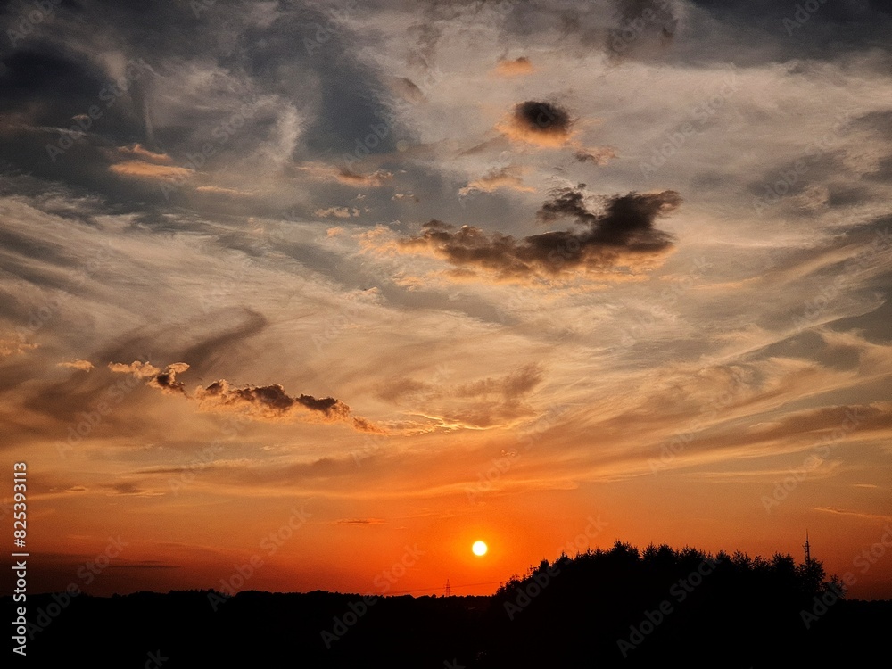 Fototapeta premium Zachód słońca z horyzontem i soczystymi chmurami