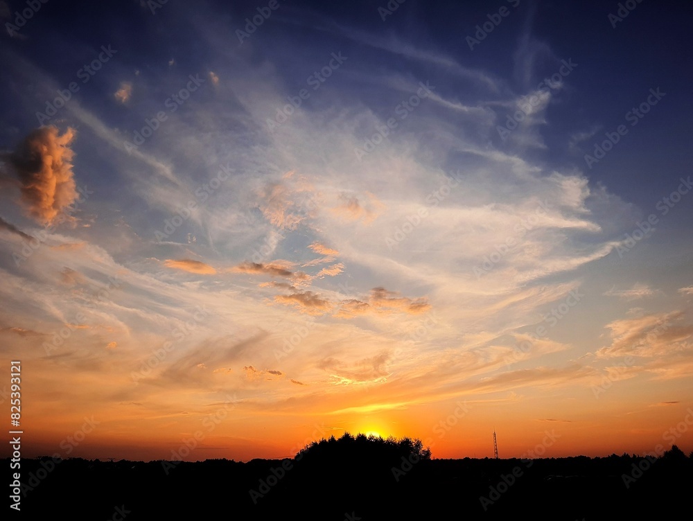 Fototapeta premium Zachód słońca z horyzontem i soczystymi chmurami