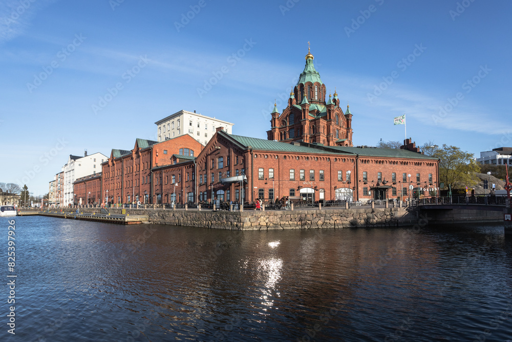 Obraz premium large building with tower next to water in the city area