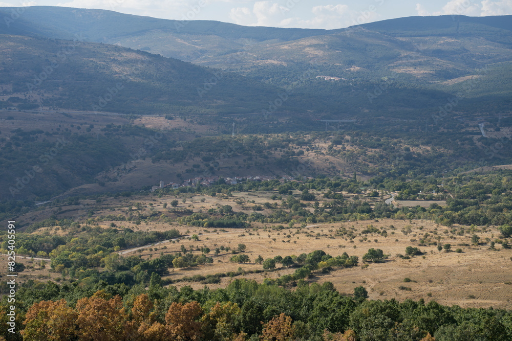 Fototapeta premium Mountain scenery in the northern mountains of Madrid on a summer day