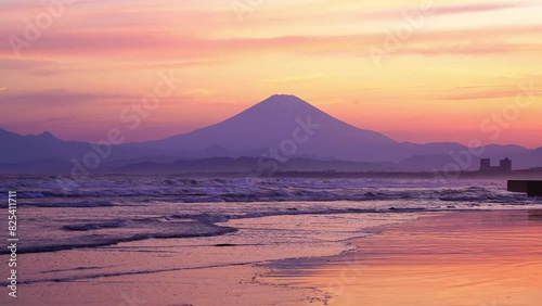鵠沼海岸の夕焼けと富士山