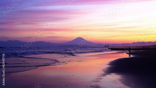 鵠沼海岸の夕焼けと富士山