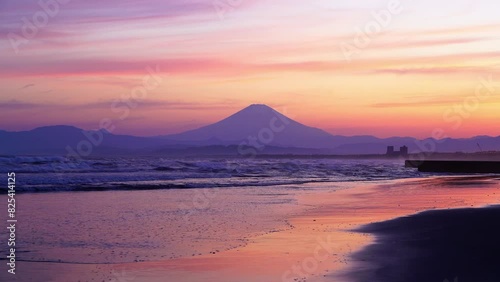 鵠沼海岸の夕焼けと富士山