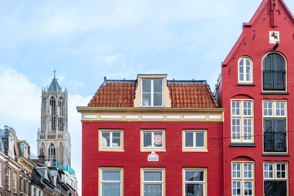 Fototapeta premium Ein Haus am Platz De Neude im Hintergrund der Glockenturm des Doms in der Altstadt von Utrecht, Niederlande