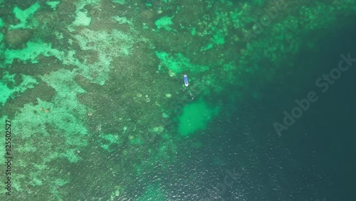 Vista aerea de arrecife y bote en mar caribe desde drone