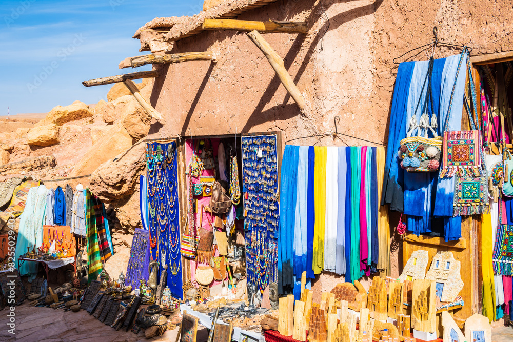 Obraz premium Traditional Moroccan souvenirs for sale in narrow street of Ksar Ait Ben Haddou, old Berber ancient village or kasbah, Morocco, North Africa.