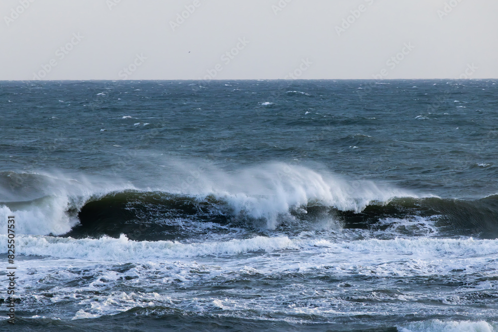 Naklejka premium Ocean waves near the shore