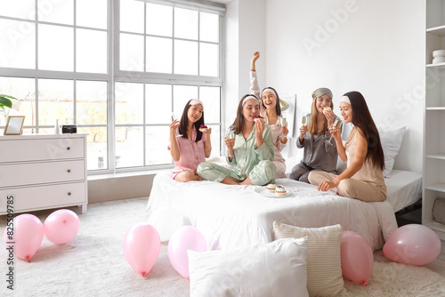 Canvas Print Young women with champagne at Hen Party in bedroom