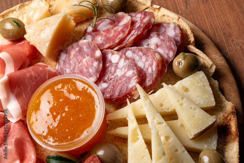 Tagliare con saporiti formaggi e salumi affettati, cibo italiano 