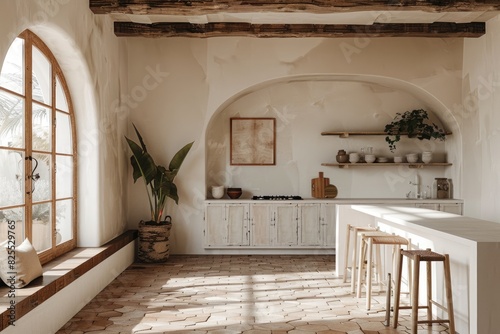 casa de estilo español colonial, con muebles auténticos y una fusión de elementos antiguos y contemporáneos. Destacan los azulejos terracota hexagonales, las paredes blancas de bordes redondeados y un photo