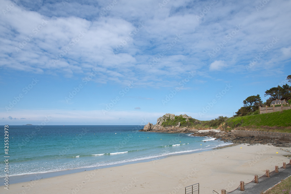 La magnifique plage Trestrignel de Perros-Guirec en Bretagne - France