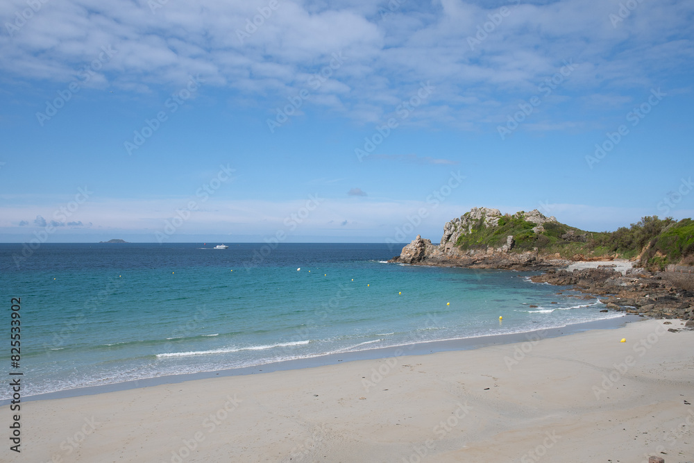 La magnifique plage Trestrignel de Perros-Guirec en Bretagne - France