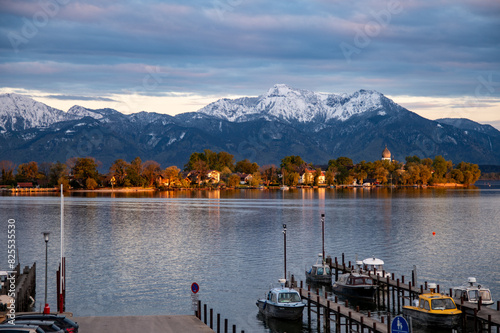 Frühling am Chiemsee mit Blick zur Fraueninsel und dem berühmten Campanile