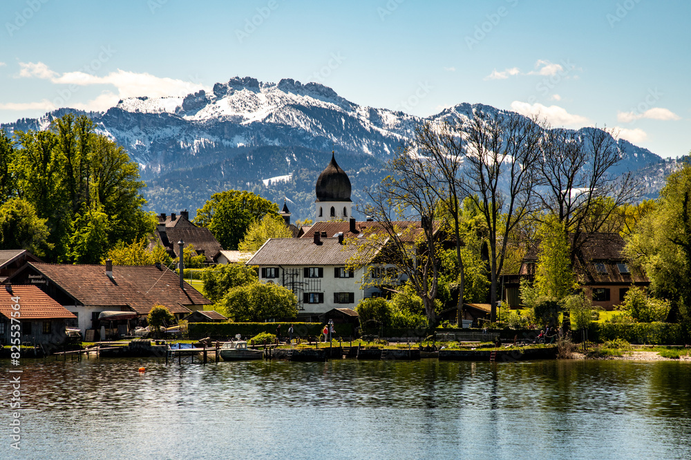 Fototapeta premium Blick über den Chiemsee zur Fraueninsel mit dem berühmten Campanile