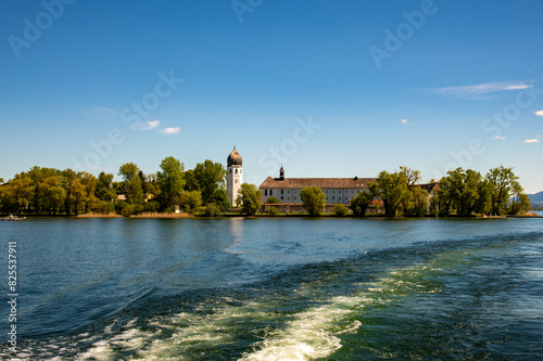 CHiemseeidylle Mit Fraueninsel, dem Campanile und Heckwelle