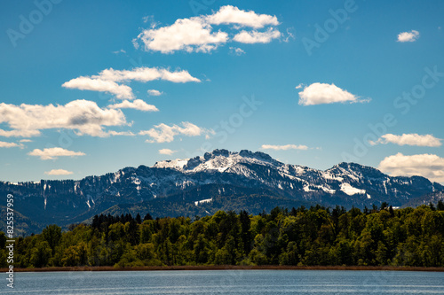 Blick über den Chiemsee im Hintergrund die Kampenwand