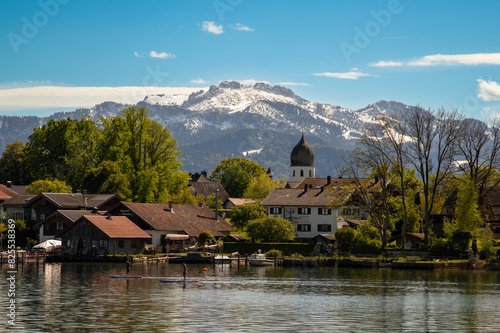 Frühling am Chiemsee mit Blick zur Fraueninsel und dem berühmten Campanile