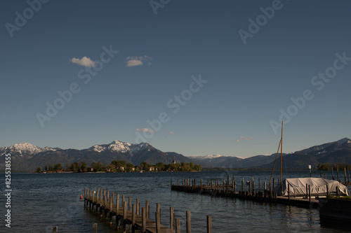 Blick über den Chiemsee mit Fraueninsel