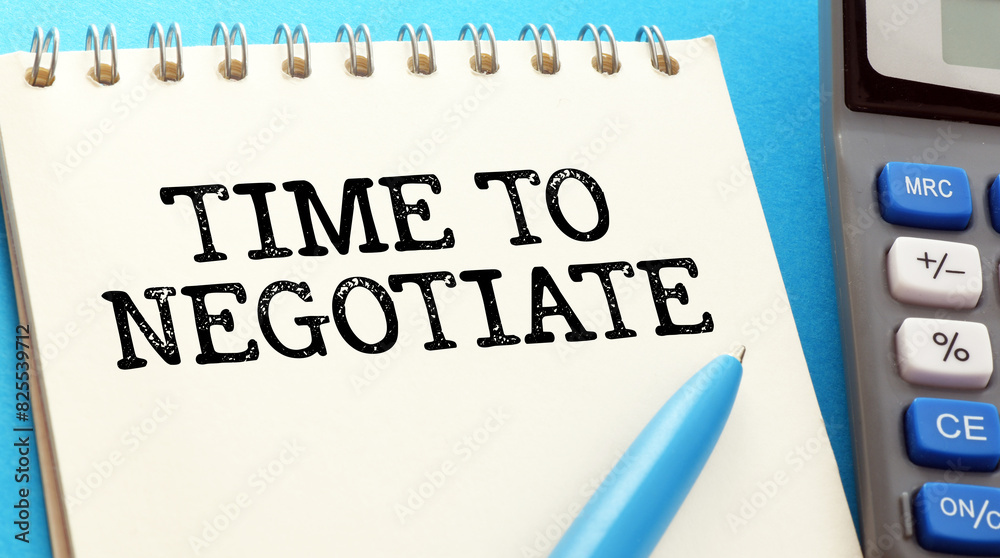 Naklejka premium Time to negotiate text on the notepad page