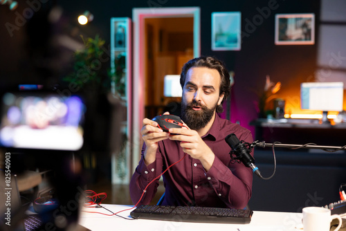 Fototapet Tech guru promoting wired gaming mouse from sponsor to subscribers