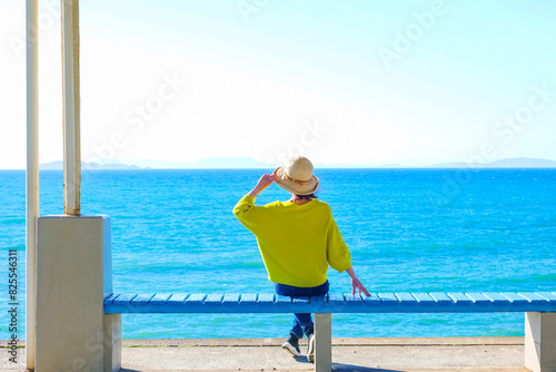 下灘駅で海を眺める女性 愛媛県