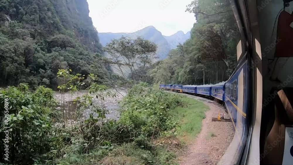 Viaje en tren a Machu Picchu, turismo y concepto de viaje.transporte tren naturaleza ,concepto de viaje ,vida