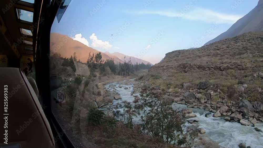 Viaje en tren a Machu Picchu, turismo y concepto de viaje.transporte tren naturaleza ,concepto de viaje ,vida