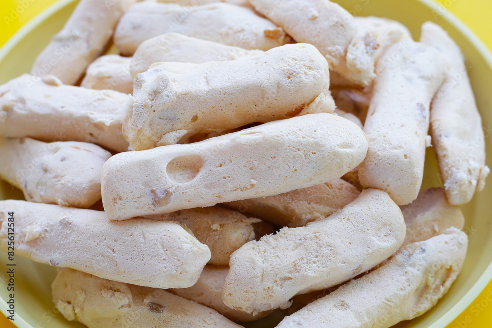 Light and crispy almond meringue cookies Light and crispy almond meringue cookies
