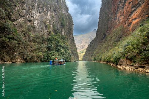 Visitors will be overwhelmed by the beauty of Tu San alley located right at the foot of Ma Pi Leng mountain (Meo Vac, Ha Giang), where the emerald Nho Que river flows winding along the mountainside.