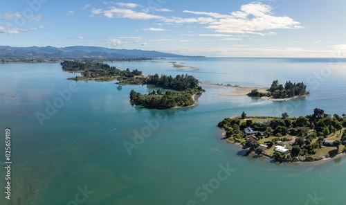 Foto Aerial of the Moutere Inslet on a calm sunny day in Mariri, Upper Moutere, Tasman, New Zealand